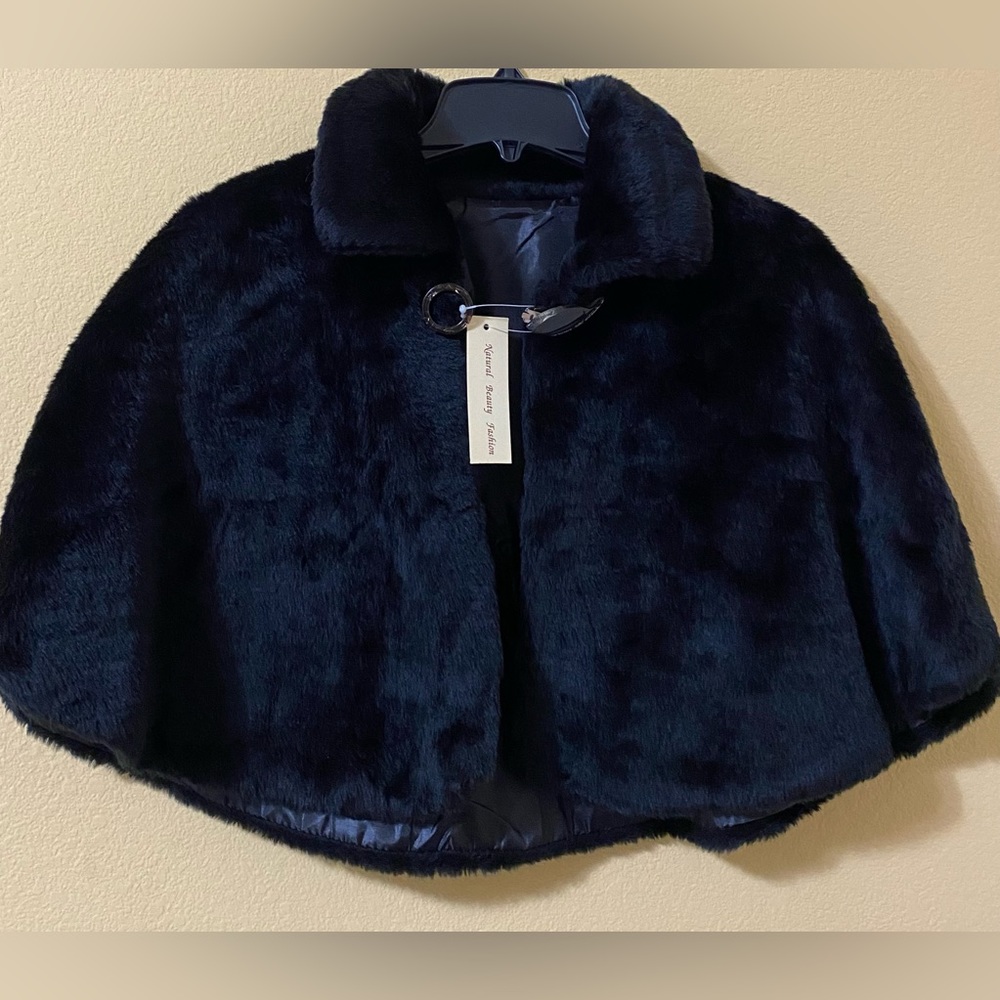 New with tag Elegant and beautiful Black faux fur cape for Party, very soft